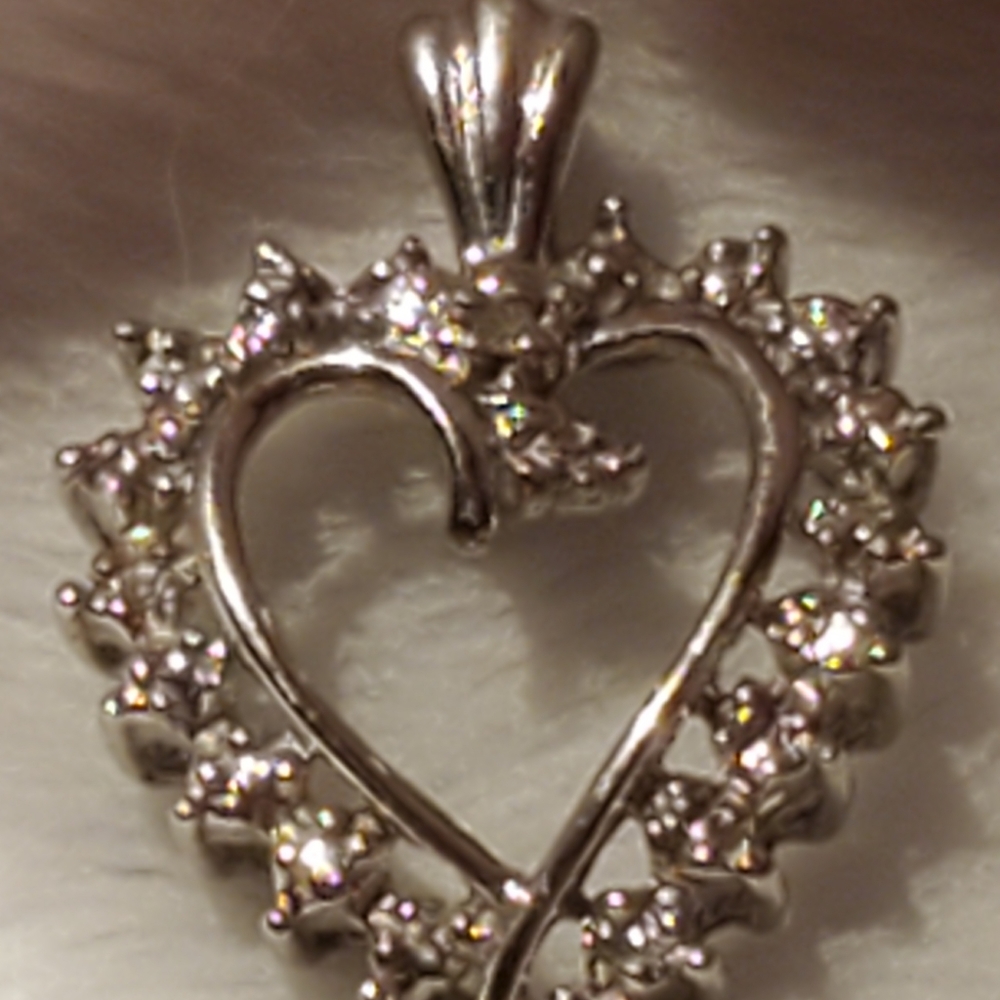 10k white gold diamond heart pendant